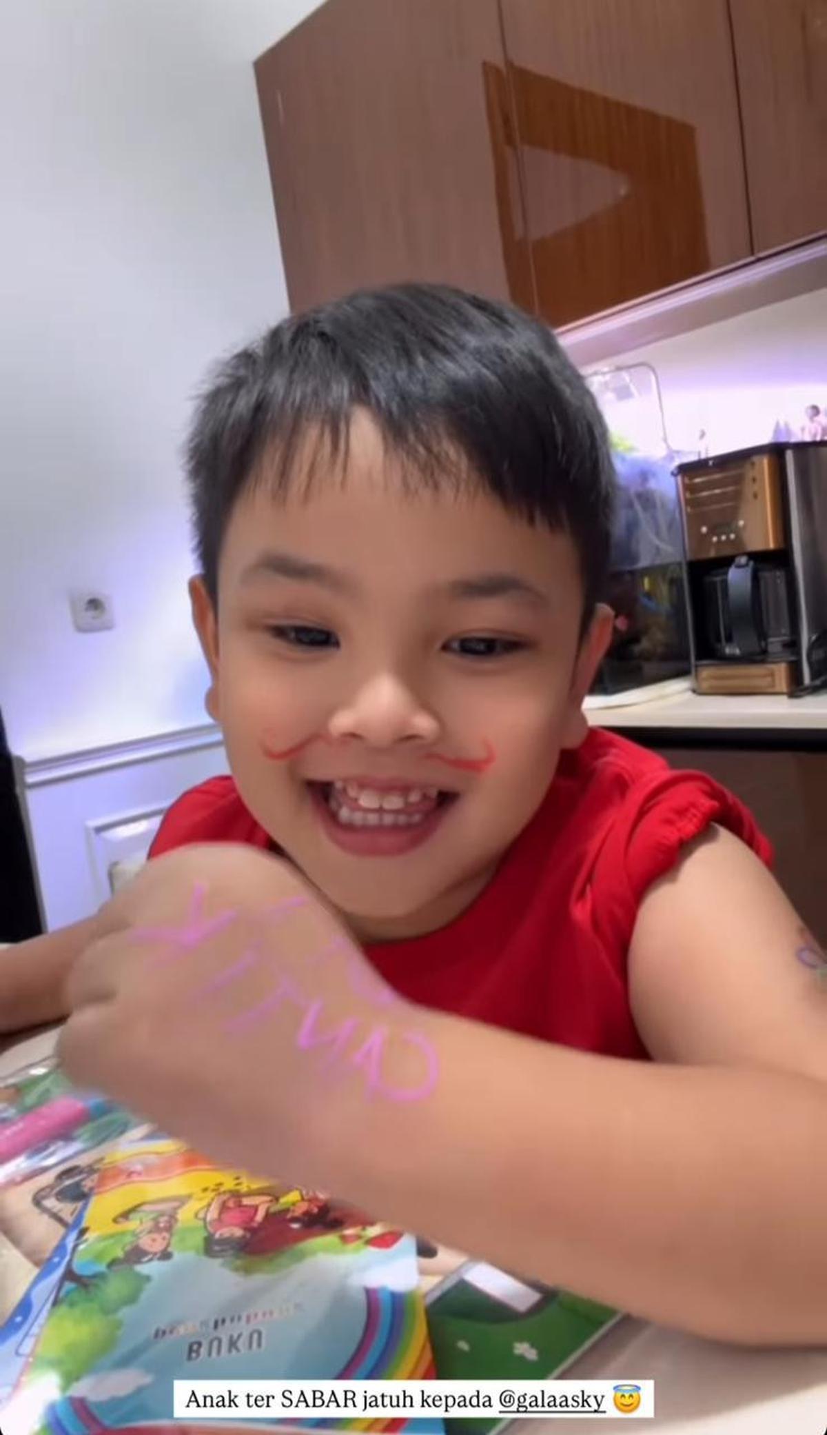 Momen Lucu Gala Sky Diisengin Fuji Sampai Tangan dan Wajahnya Penuh Coretan