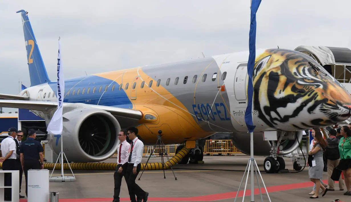 Pesawat Embraer E190-E2 yang dipamerkan pada ajang Singapore Airshow 2018 di Changi, Singapura, (7/2). Pesawat ini berkapasitas 75-130 penumpang. (AFP Photo/Roslan Rahman)
