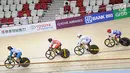 Atlet Crismonita Dwi Putri (dua kiri) saat turun nomor keirin putri di Jakarta International Velodrome, Rawamangun, Selasa (28/8). Crismonita mencatatkan waktu terbaik keempat. (Merdeka.com/Arie Basuki)