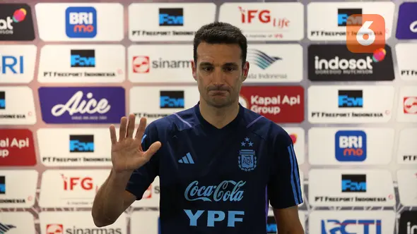 <p>Pelatih Argentina Lionel Scaloni pada sesi konferensi pers jelang pertemuan kontra Timnas Indonesia hari Minggu (18/06/2023). (Bagaskara Lazuardi/Bola.com)</p>
