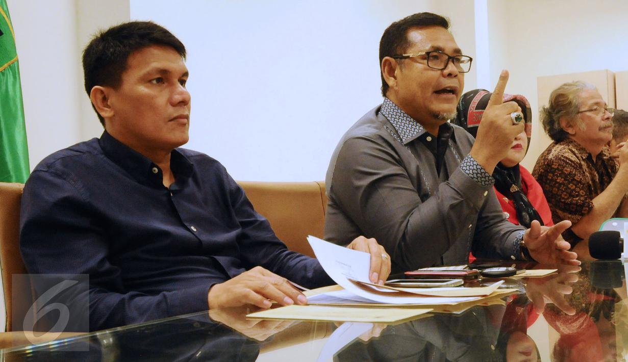 Wakil Ketum DPP PPP Muktamar Jakarta, Epriyadi Asda memberikan penyataan terkait pembentukan Majelis Islah PPP di Jakarta, Rabu (2/3). PPP kubu Djan Faridz meminta kubu Romahurmuziy segera bergabung dalam Majelis Islah. (Liputan6.com/Helmi Fithriansyah)