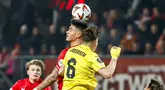 Bek Timnas Indonesia, Mees Hilgers akhirnya kembali bermain full untuk klubnya, FC Twente. Pemain berdarah Manado itu sempat menepi sekitar satu bulan karena cedera hamstring. (AFP/Vincent Jannink)