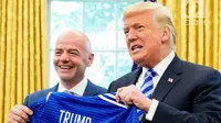 Presiden AS, Donald Trump, berpose dnegan jersey yang diberikan presiden FIFA, Gianni Infantino, selama pertemuan di Oval Office Gedung Putih, Selasa (28/8). Presiden FIFA bertemu Trump untuk membahas kesiapan Piala Dunia 2026. (AFP/Mandel Ngan)