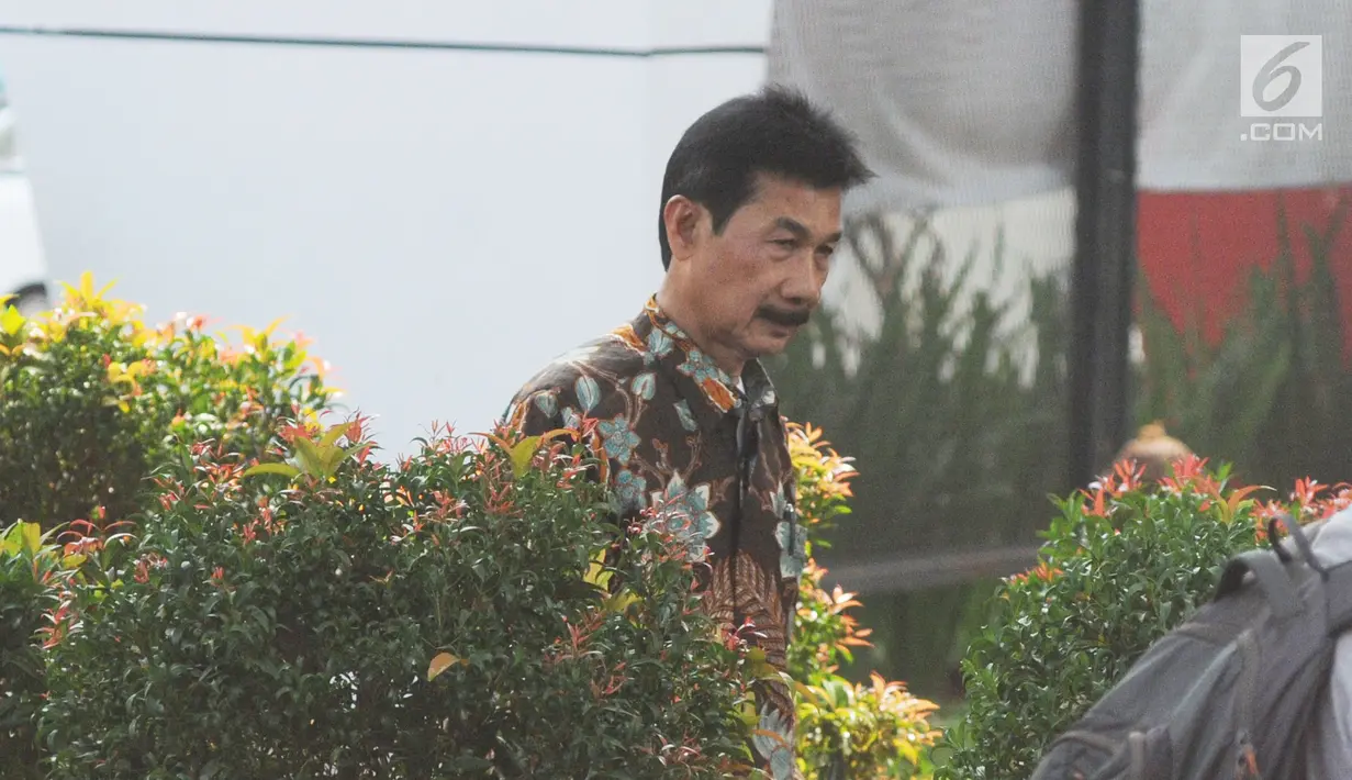 Bupati Solok Selatan Muzni Zakaria berjalan masuk akan menjalani pemeriksaan oleh penyidik di Gedung KPK, Jakarta, Jumat (21/06/2019). Muzni Zakaria diperiksa sebagai tersangka terkait kasus korupsi pengadaan barang dan jasa di Kabupaten Solok Selatan. (merdeka.com/Dwi Narwoko)