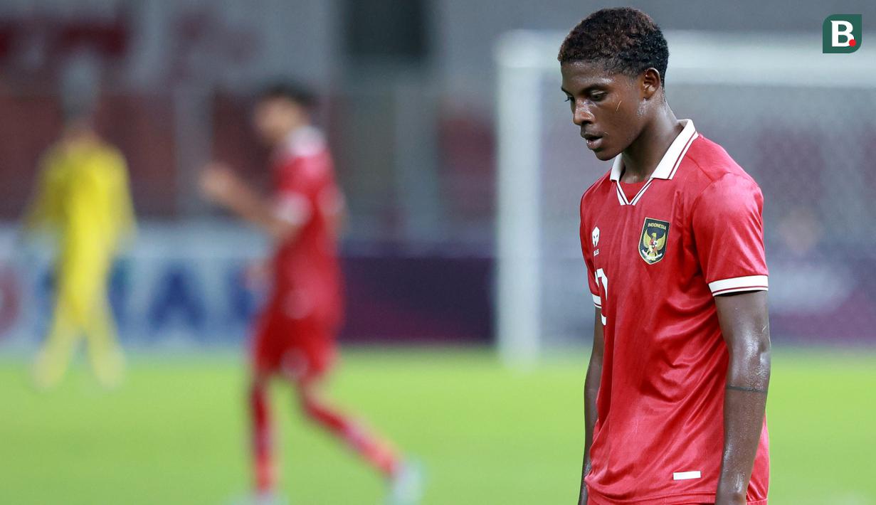 <p>Pemain Timnas Indonesia U-20, Hugo Samir, tertunduk lesu setelah ditaklukkan Guatemala pada laga turnamen mini di Stadion Utama Gelora Bung Karno (SUGBK), Selasa (21/2/2023). Indonesia menyerah 0-1 dari Guatemala. (Bola.com/M Iqbal Ichsan)</p>
