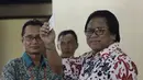 Ketua DPD RI Oesman Sapta Odang menunjukan surat suara sebelum dimasukan ke kotak saat menggunakan hak pilihya dalam Pilkada Putaran kedua di TPS 03 Denpasar, Kuningan Timur, Jakarta, Rabu (19/4). (Liputan6.com/Johan Tallo)