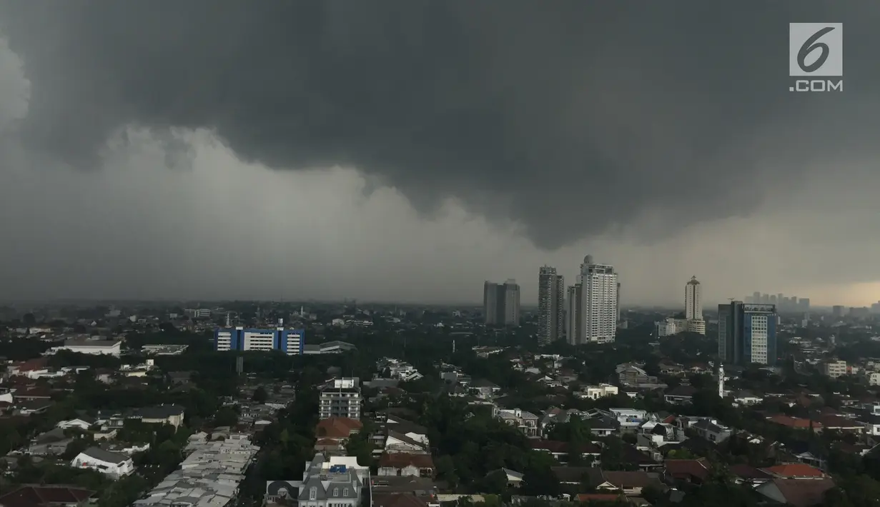 Pemandangan saat awan mendung menyelimuti langit Jakarta, Kamis (1/2). BMKG juga meminta warga mengantisipasi potensi angin berkecepatan tinggi. (Liputan6.com/Immanuel Antonius)