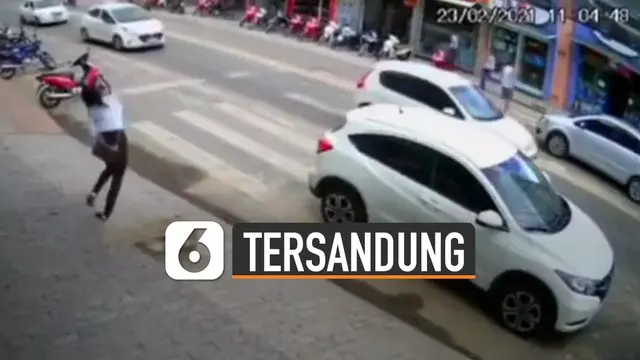 Terekam kamera CCTV seorang perempuan tersandung dan jatuh di zebra cross tengah jalan.