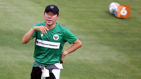 <p>Pelatih Timnas Indonesia, Shin Tae-yong saat memimpin sesi latihan di Lapangan A Gelora Bung Karno (GBK), Senayan, Jakarta Pusat, Kamis (15/6/2023) sore WIB. Latihan dilakukan sebagai persiapan menghadapi Timnas Argentina pada laga persahabatan FIFA Matchday, 19 Juni 2023 di Stadion Utama Gelora Bung Karno. (Bola.com/Bagaskara Lazuardi)</p>