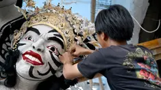 Seorang seniman Bali membuat patung yang disebut "Ogoh-Ogoh" selama persiapan parade tradisional menjelang Hari Raya Nyepi, di Denpasar, Bali, pada tanggal 16 Februari 2024. (SONNY TUMBELAKA/AFP)