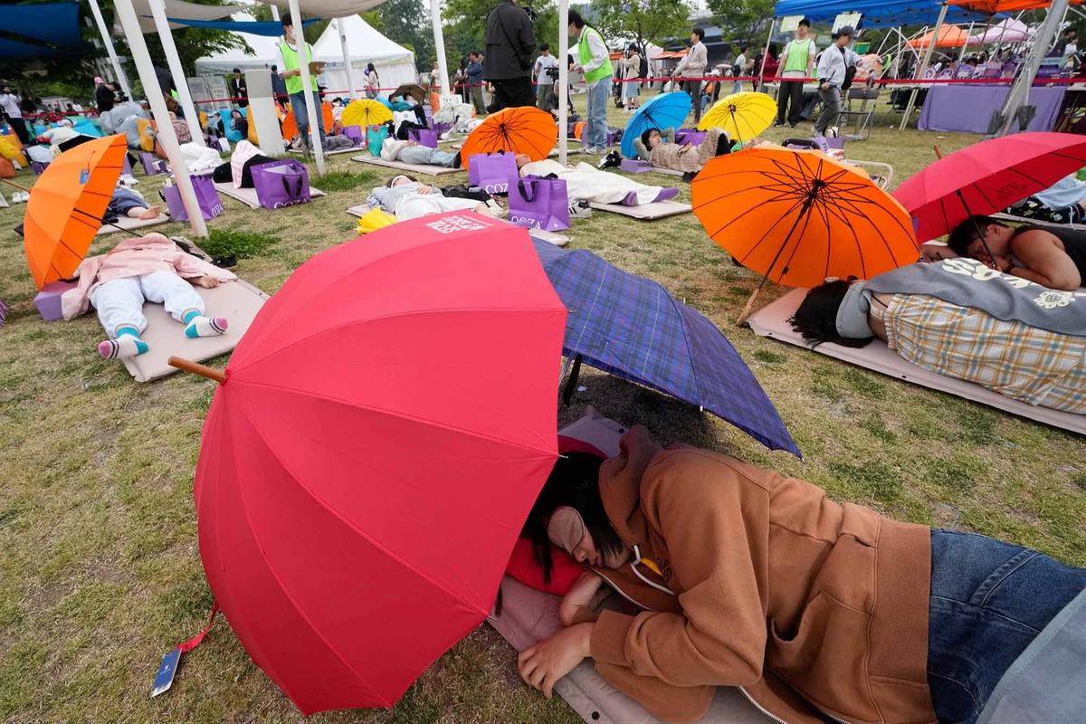 FOTO: Ratusan Warga Seoul Ikuti Kompetisi Tidur Siang di Tepi Sungai Han