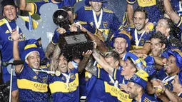 Pemain Boca Juniors mengangkat trofi Copa Diego Armando Maradona usai mengalahakan Bandfield di San Juan del Bicentenario Stadium, Selasa (19/1/2021). Boca Juniors menang 5-3 atas Banfield lewat adu penalti. (AFP/Andres Larrovere/various sources)