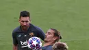 Penyerang Barcelona, Antoine Griezmann (tengah) mengontrol bola selama sesi latihan di stadion Da Luz, Lisbon, Portugal (13/8/2020). Barcelona akan bertanding melawan Bayern Munchen pada perempat final Liga Champions di Estadio da Luz.  (Rafael Marchante/Pool via AP)