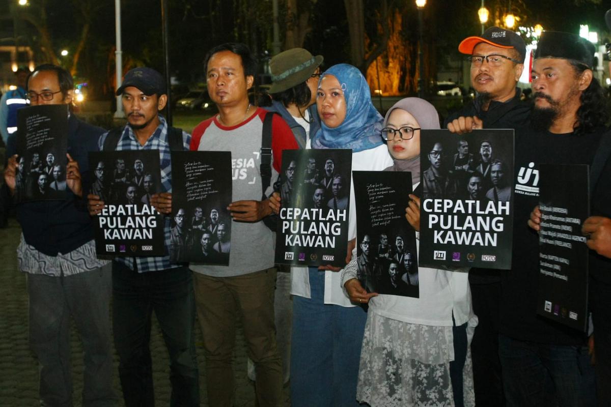 Doa digelar sebagai bentuk solidaritas sekaligus ikhtiar untuk 5 Jurnalis dan 3 kru hilang kontak saat liputan Anak Krakatau di Alun-alun Kota Malang. (merdeka.com/Erwin yohanes).