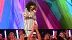 Aktris Zendaya berjalan di atas panggung untuk menerima penghargaan kategori  Choice Summer Movie Actress pada Teen Choice Awards 2017 di Los Angeles, Minggu (13/8). Di acara itu, Zendaya mencuri perhatian dalam balutan piama. (Phil McCarten/Invision/AP)