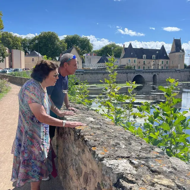 Julie Estelle bersama nenek bulenya (Instagram/julstelle)