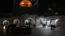Pasukan keamanan bersiaga di depan lokasi serangan bom bunuh diri di tempat suci Lal Shahbaz Qalandar di Provinsi Sindh, Pakistan selatan, Kamis (16/2). ISIS telah mengklaim serangan mematikan tersebut dilakukan oleh kelompoknya. (YOUSUF NAGORI/AFP)