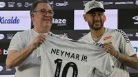 Bintang sepak bola Brasil Neymar (kanan) dan Presiden Santos, Marcelo Pirilo Teixeira, memamerkan kaus saat perkenalannya sebagai pemain baru tim Santos di Stadion Urbano Caldeira di Santos, negara bagian Sao Paulo, Brasil pada 31 Januari 2025. Bintang Neymar menandatangani kontrak "enam bulan" pada hari Jumat dengan Santos Brasil, klub yang membentuknya dan tempat ia kembali setelah masa mengecewakannya di sepak bola Arab, menurut wakil presiden tim negara bagian Sao Paulo. (NELSON ALMEIDA/AFP)