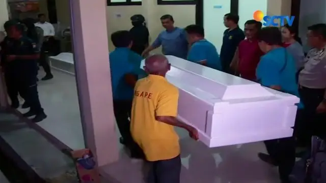 Lima jenazah korban bom Surabaya diserahkan kepada keluarga usai diidentifkasi. Beberapa di antaranya adalah seorang juru parkir dan pengguna jalan yang kebetulan sedang melintas di depan gereja.