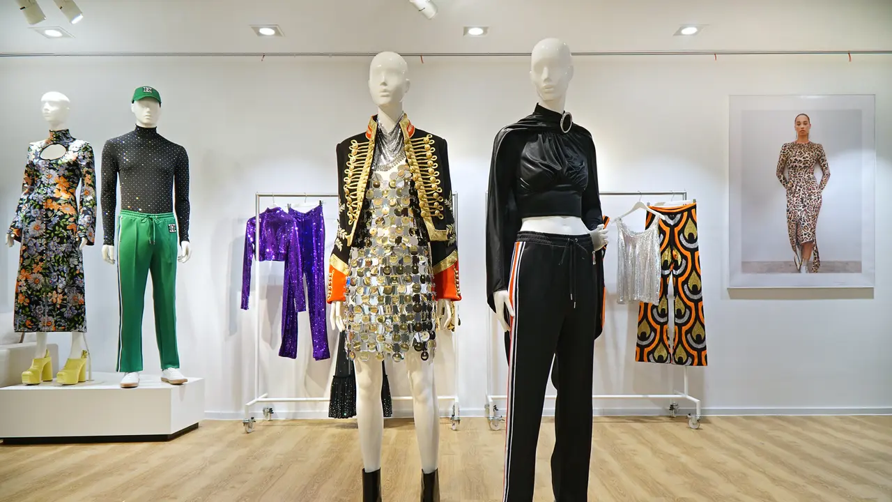 Koleksi terbatas kolaborasi Rabanne dengan H&M hidupkan disko dan retro
