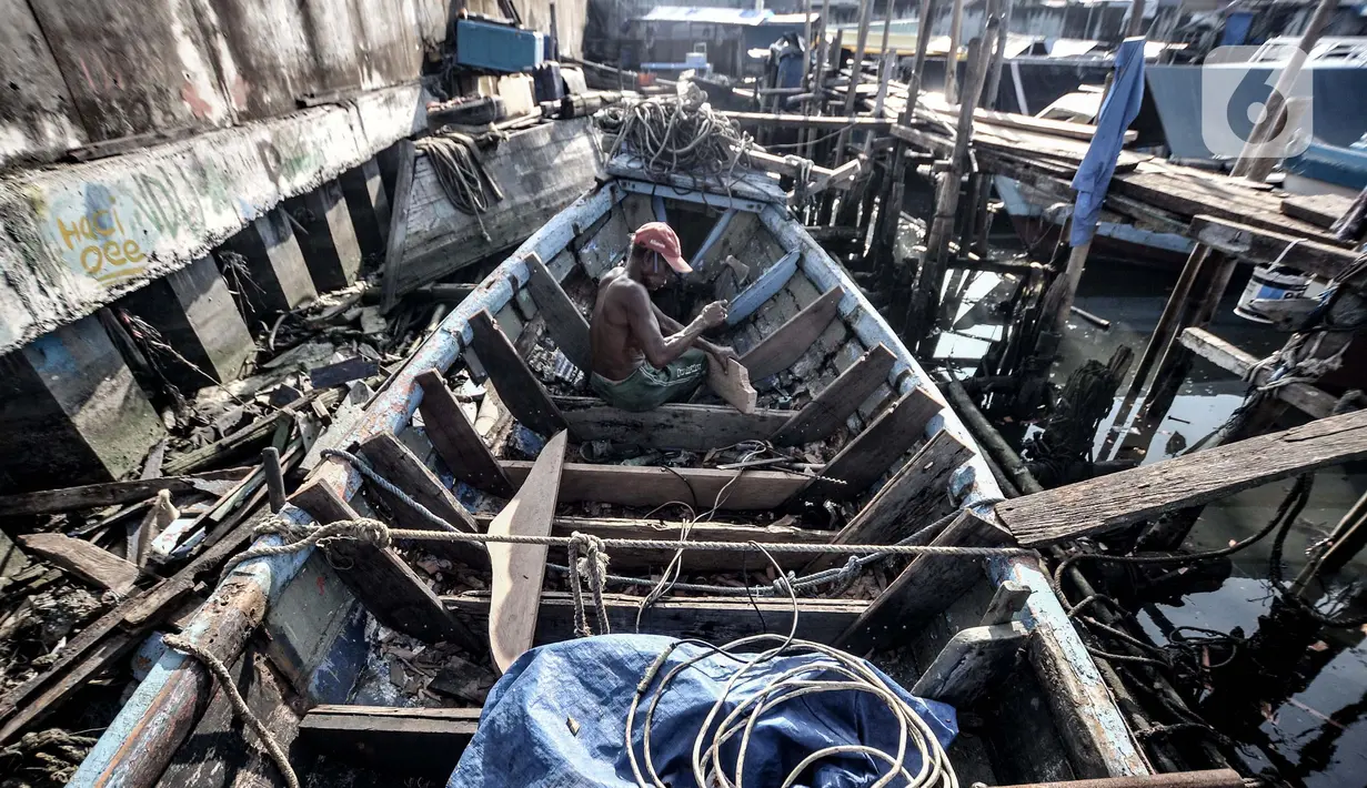 Syamsudin (71) saat menyelesaikan perbaikan kapal nelayan di kawasan Sunda Kelapa, Jakarta, Rabu (17/3/2021). 5 dekade sudah Syamsuddin menggeluti profesi sebagai pembuat kapal nelayan di Sunda Kelapa. (merdeka.com/Iqbal S. Nugroho)