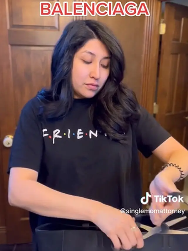 Semakin Banyak Serangan untuk Balenciaga, Terbaru Seorang Perempuan Gunting Tas Balenciaga Seharga Rp75 Juta