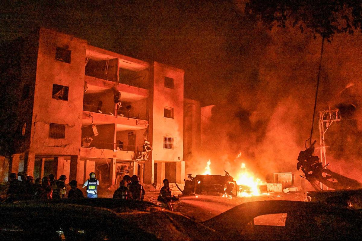 FOTO: Malam Mencekam Bagi Warga Saat Ratusan Rudal Iran Terus  Hujani Langit Israel