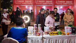 Warga melihat-lihat produk yang dipamerkan dalam acara siaran langsung daring (livestream) di Beichuan, Provinsi Sichuan, China, 14 November 2020. Acara livestream yang menghadirkan berbagai produk pengentasan kemiskinan ini dibuka hingga 16 November 2020. (Xinhua/Jiang Hongjing)