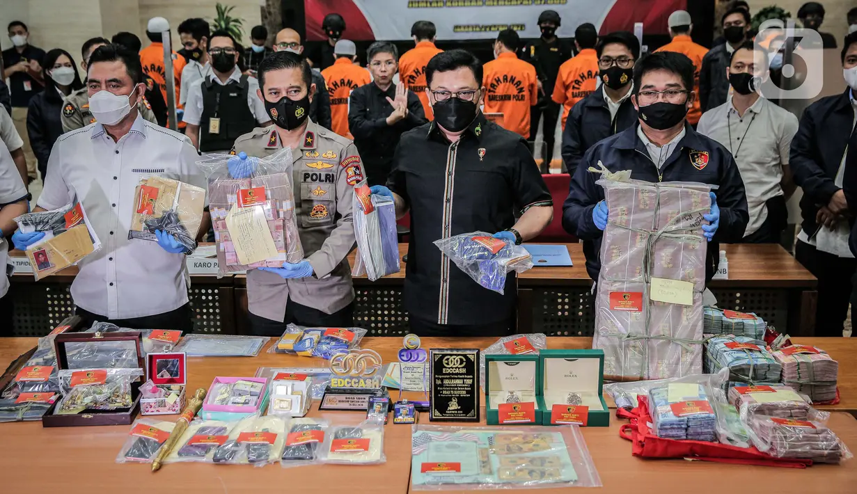 Dirtipideksus Bareskrim Polri Brigjen Pol Helmy Santika dan Karopenmas Divisi Humas Polri menunjukkan barang bukti saat rilis kasus dugaan investasi ilegal E-Dinar Coin (EDC) Cash.di Bareskrim Polri, Jakarta, Kamis (22/4/2021). (Liputan6.com/Faizal Fanani)