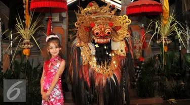 Pemeran Elif, Isabella Damla Guvenilir berfoto bersama Barong usai menonton pertunjukan barong di Bali, Kamis (27/8/2015) Para pemain Elif sangat antusias dalam melihat pertunjukan Barong tersebut. (Liputan6.com/Herman Zakharia)