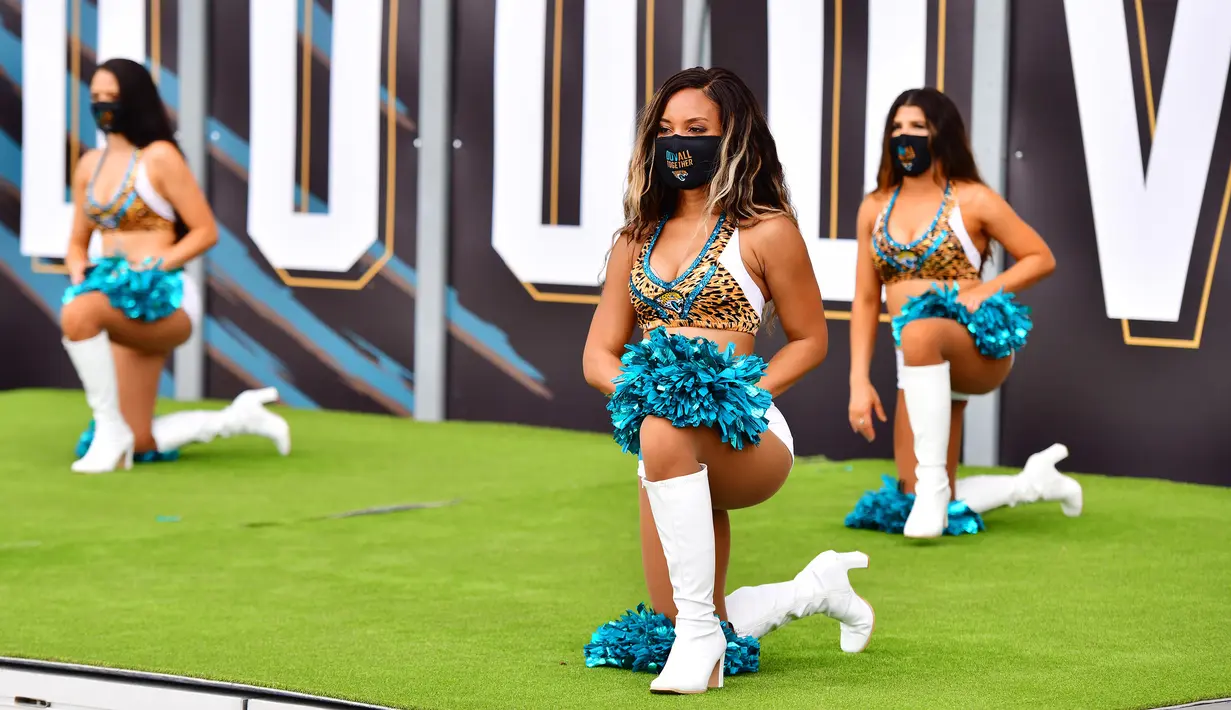 Anggota pemandu sorak Jacksonville Jaguars berlutut sebagai dukungan kampanye gerakan Black Lives Matter, dalam laga NFL melawan Indianapolis Colts di TIAA Bank Field, di Jacksonville, Florida, USA, Minggu (13/9/2020). (AFP/Julio Aguilar/Getty Images)