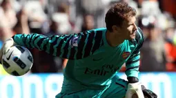 2. Jens Lehman - Kiper asal Jerman itu memutuskan pensiun di akhir musim 2009-2010 saat berseragam VFB Stuttgart. Namun karena permintaan Arsene Wenger akhirnya pada Maret 2011 Lehman kembali menjadi kiper The Gunners. (AFP/Adrian Dennis)