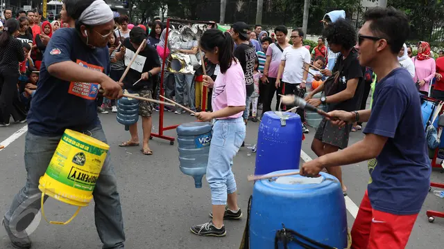Melihat Serunya Pertunjukan Musik Perkusi dari Barang Bekas