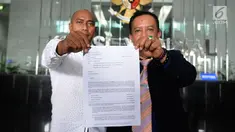 Penasihat hukum pelapor, Syahrul Arubusman menunjukkan surat laporan dugaan pelanggaran kode etik hakim PN Cibinong di Kantor Komisi Yudisial, Jakarta, Senin (4/2). Hakim PN Cibinong, Bogor berinisial NLS dilaporkan ke KY. (Liputan6.com/Herman Zakharia)