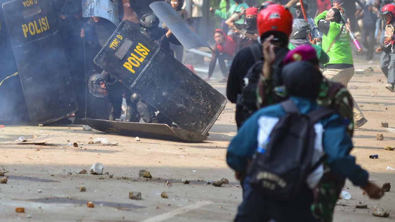 FOTO: Demo Ricuh di Kwitang Usai Kematian Driver Ojol Tertabrak Rantis Brimob