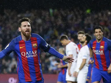 Striker Barcelona, melakukan selebrasi usai mencetak gol saat pertandingan melawan Sevilla pada Lanjutan liga Spanyol di Stadion Camp Nou, Rabu (5/4/2017). Barcelona mengakhiri laga dengan keunggulan 3-0 atas Sevilla. (AP/Manu Fernandez)