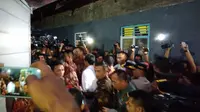 Presiden Joko Widodo atau akrab disapa Jokowi membagikan sembako kepada warga Bogor. Pembagian dilakukan dengan menyusuri gang sempit di wilayah Bogor (Liputan6.com/Doni)