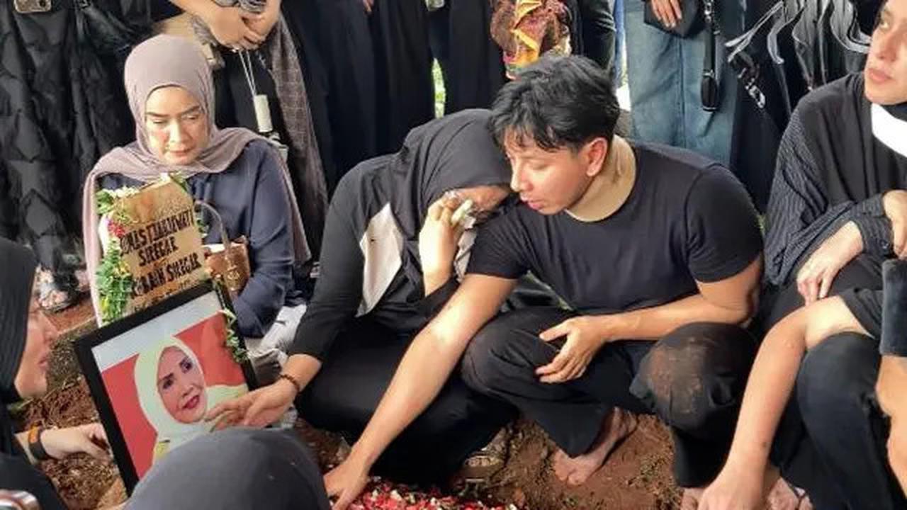 Curhat Sonny Septian Setelah Ibunda Dimakamkan: Separuh Hidupku Pergi Saat Kau Meninggalkanku