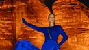 Alicia Keys tampil glamor dengan sparkling dress warna cobalt blue dalam kunjungannya ke Al-Ula untuk diskusi panel dan konser. [@aliciakeys]