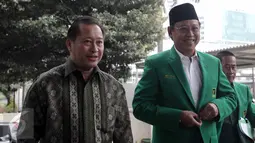 Ketua Umum PPP, Djan Faridz (kanan), dan pengurus kubunya menyambangi Gedung KPK untuk meminta penangguhan penahanan atas tokoh senior partainya, mantan Ketua Umum PPP Suryadharma Ali, Jakarta, Senin (15/6/2015). (Liputan6.com/Helmi Afandi)