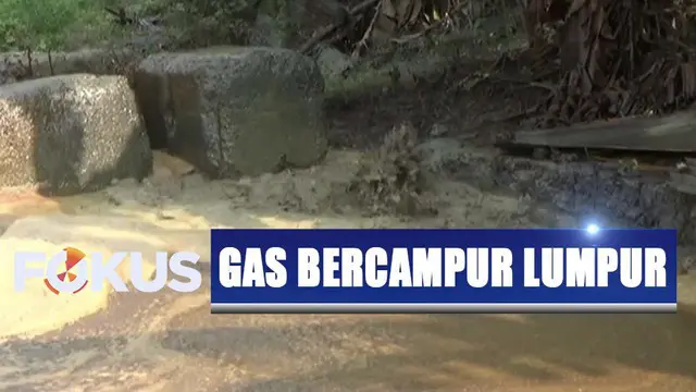 Semburan gas bercampur lumpur setinggi setengah meter keluar dari sumur tua peninggalan Belanda di Desa Sekarkurung, Kabupaten Gresik, Jawa Timur.