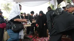 Putri almarhum Doddy Katamsi, Chika Katamsi, menangis saat jenazah sang ayah dimasukkan ke liang lahat dalam prosesi pemakaman di TPU Komplek Hankam Pangkalan Jati, Pondok Labu, Jakarta Selatan, Jumat (16/10/2026). (KLY/Budy Santoso)