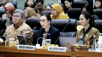 Menpar Widiyanti Putri Wardhana bersama Wamenpar Ni Luh Puspa beserta jajaran pejabat Kemenpar dalam rapat kerja Komisi VII DPR RI, 20 November 2024.&nbsp; foto: Kemenpar
