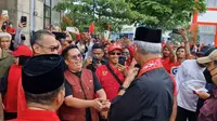 Bendahara DPC PDIP Kutai Kartanegara., Rendi Solihin menyambut kedatangan Calon Presiden (Capres) nomor urut 3, Ganjar Pranowo.