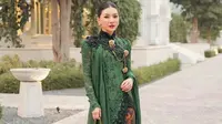 Sarwendah anggun berkebaya saat hadiri sebuah acara di Pura Mangkunegaran. [IG: @sarwendah29]