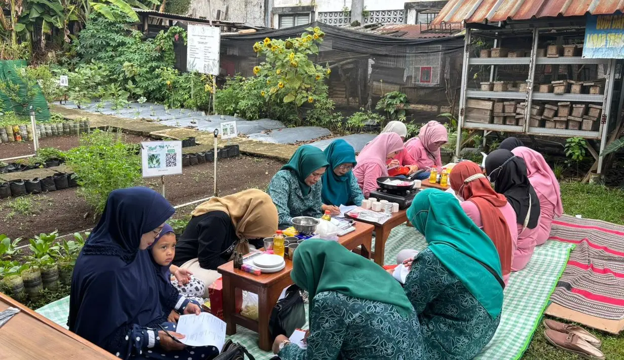 Instruktur menjelaskan tahapan mengolah minyak jelantah menjadi sabun ramah lingkungan. Peserta dibekali teori dan manfaat dari daur ulang limbah minyak goreng rumah tangga. (Adv/BRI Peduli)