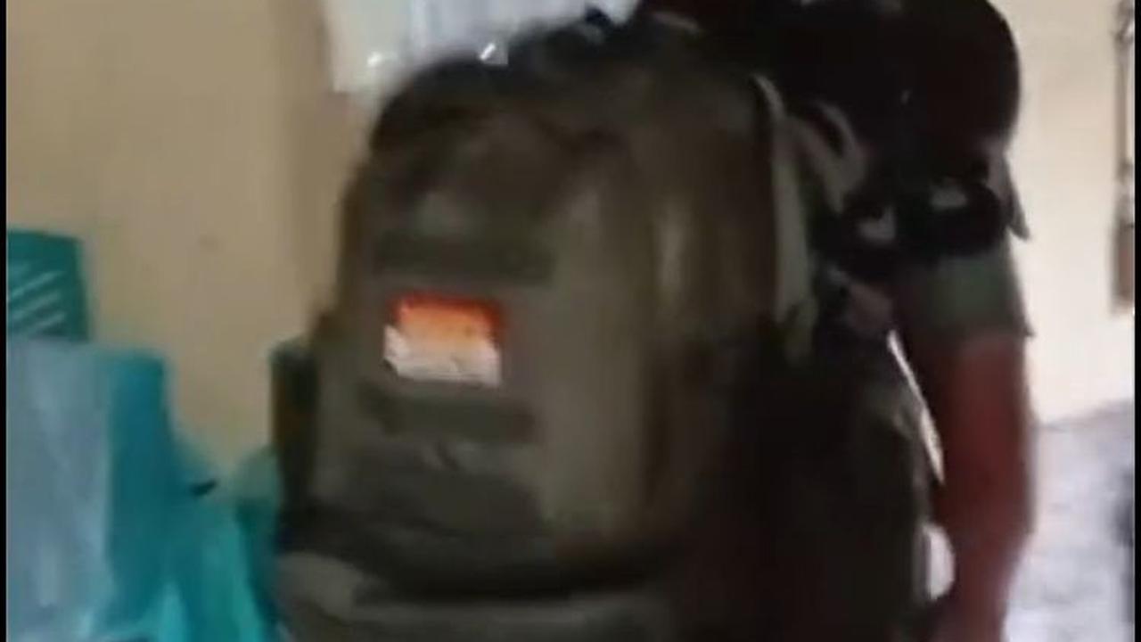 Pria ini pun langsung masuk ke dalam rumah dan menuju ke dapur.