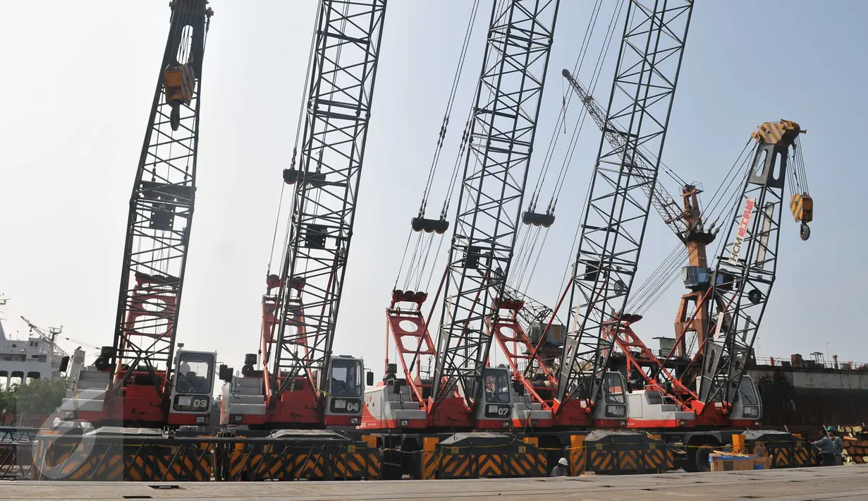 Mobil Crane yang diberi garis polisi di PT. Pelabuhan Indonesia (Pelindo) II, Jakarta, (6/1). Direktorat Tipideksus Bareskrim Polri menyita dan mengamankan 10 unit Crane pada beberapa bulan yang lalu di pelabuhan tersebut. (Liputan6.com/Gempur M Surya)
