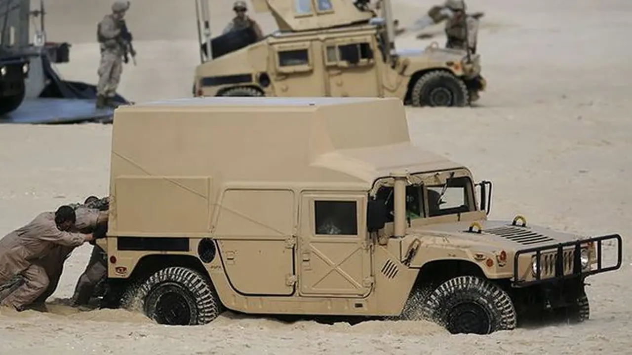 Latihan Militer, Humvee AS Amblas di Pasir