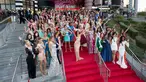 Miss Universe 2014, Paulina Vega (tengah) berpose dengan para kontestan Miss Universe 2015 di Planet Hollywood Resort & Casino di Las Vegas, Nevada, (7/12). Mereka akan melakukan sesi pemotretan jelang pertunjukan di DIC Crown. (Reuters/Matt Petit)